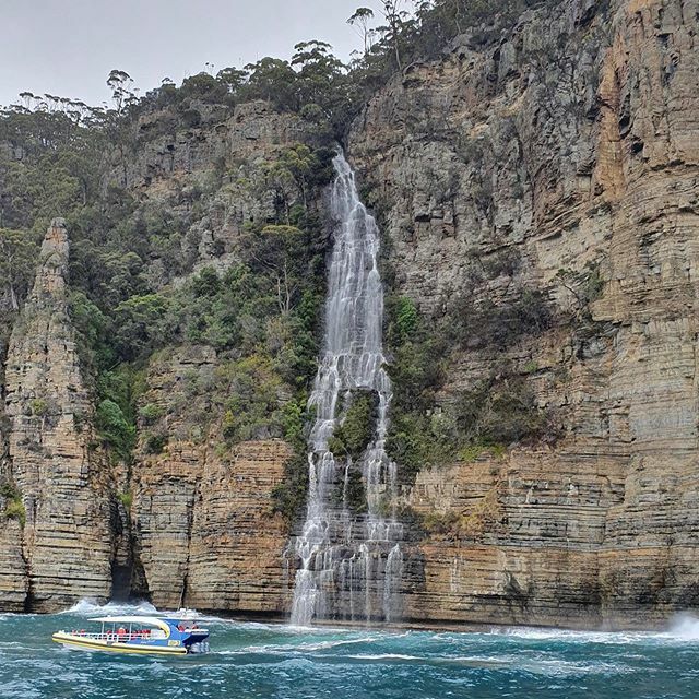 Waterfall Bay on the #tasmanpeninsula enjoyed yesterday’s rain, putting on a show for our Tasman Island Cruises guests today.  This waterfall plunges 100 metres directly into the sea.
Awesome pic @drew_bert_16  #pennicottwildernessjourneys #pennicottjour… ift.tt/3cBVaUj
