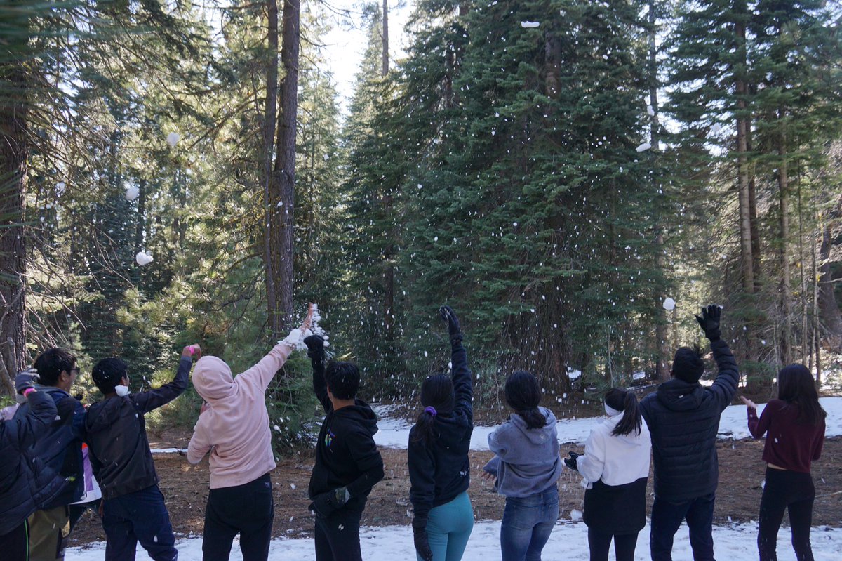 KMSCupertino's tweet photo. Students in Crane Flat enjoyed some snow and sequoias on trail. https://t.co/DFxsLT1wzJ