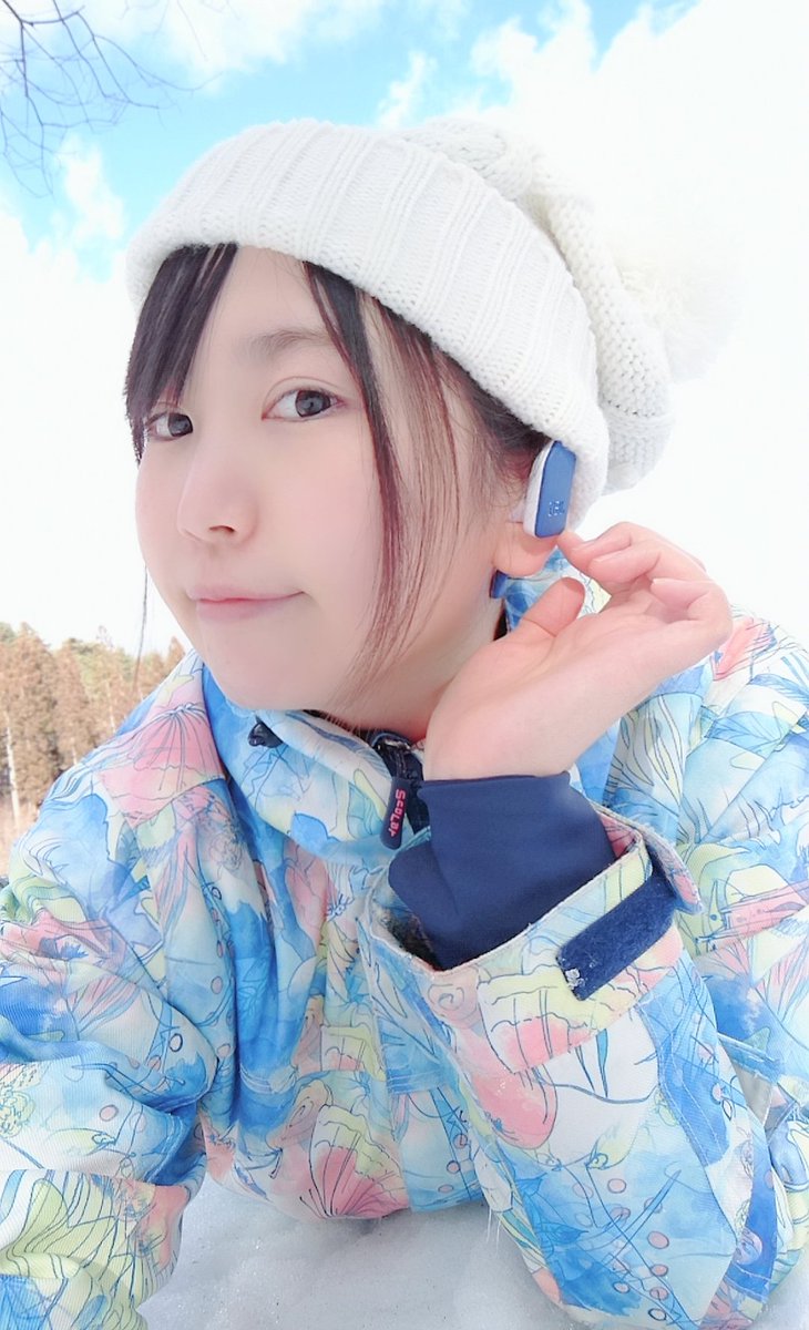 小岩井ことり 小岩井ことり1st写真集 イヤホン ヘッドフォンことり図鑑 雪の日のオフショットです そして アニメイトさまでご購入の皆さまへブロマイド特典が付くことが発表されました なんと 写真集には載ってないブロマイドでしか見られない