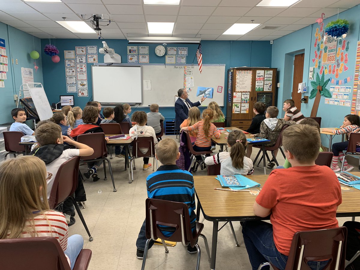 Huge shoutout to Barren County Superintendent @BoMatthews_BC for being a guest reader our Austin-Tracy Eagles.  #weareBC   #whereopportunitycreatessuccess  #ilovetoreadweek