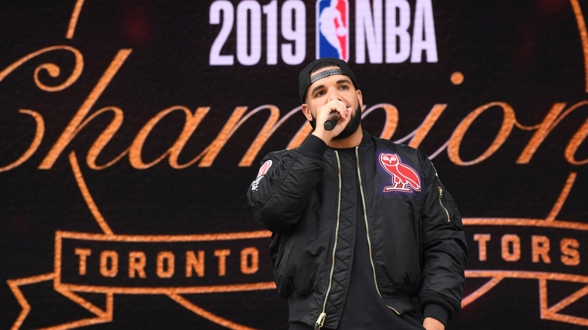 ComplexMusic's tweet photo. Drake's OVO sues companies for ripping off owl logo to sell merch: https://t.co/GMRcsC4Htf https://t.co/azowp1r5lU