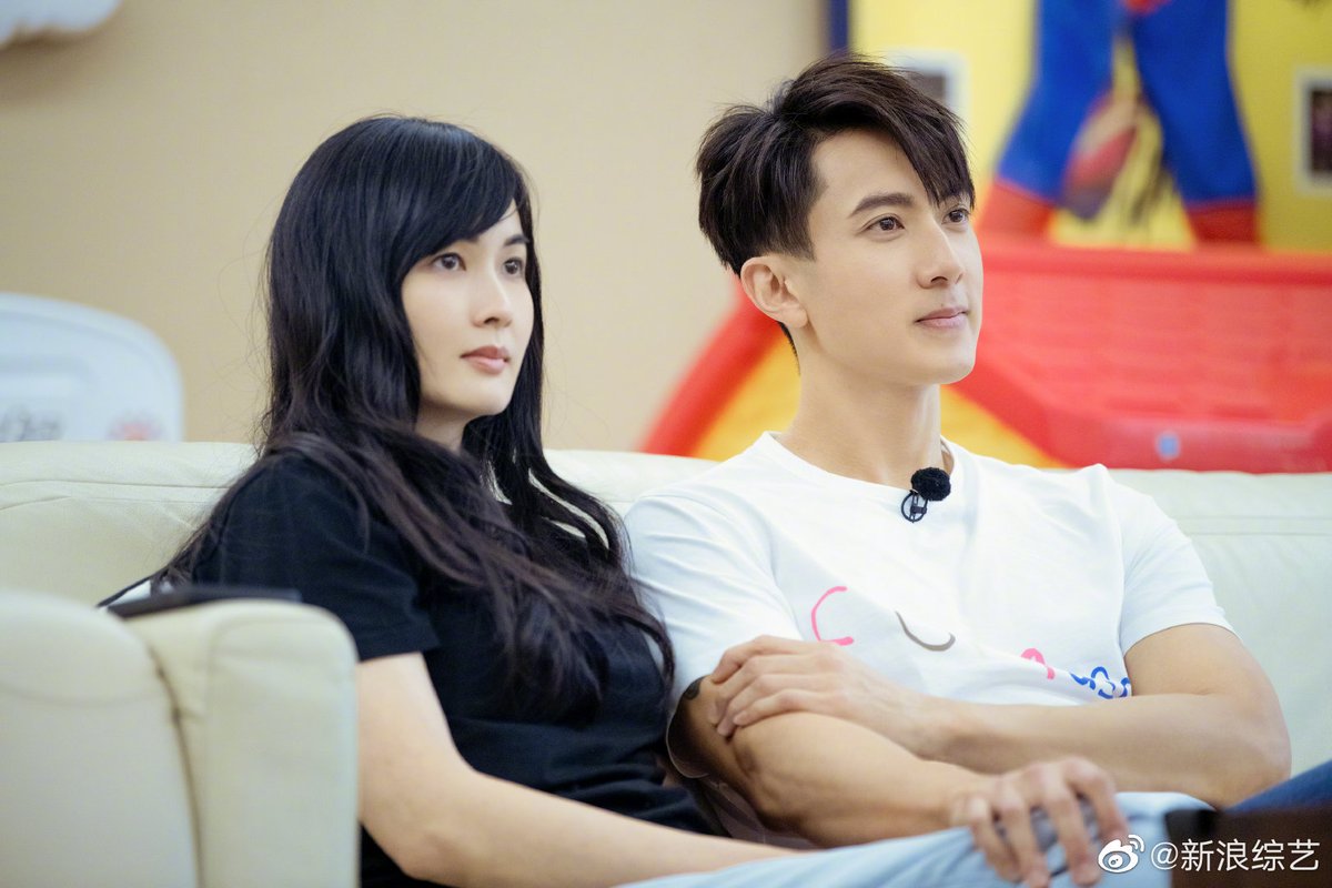 TrendingWeibo's tweet photo. #Trending! #WuChun shares precious throwback photo of him and wife #LinLiying at age 16! 👩❤️👨
#吴尊 #林丽吟 https://t.co/7ldBfOmKL2