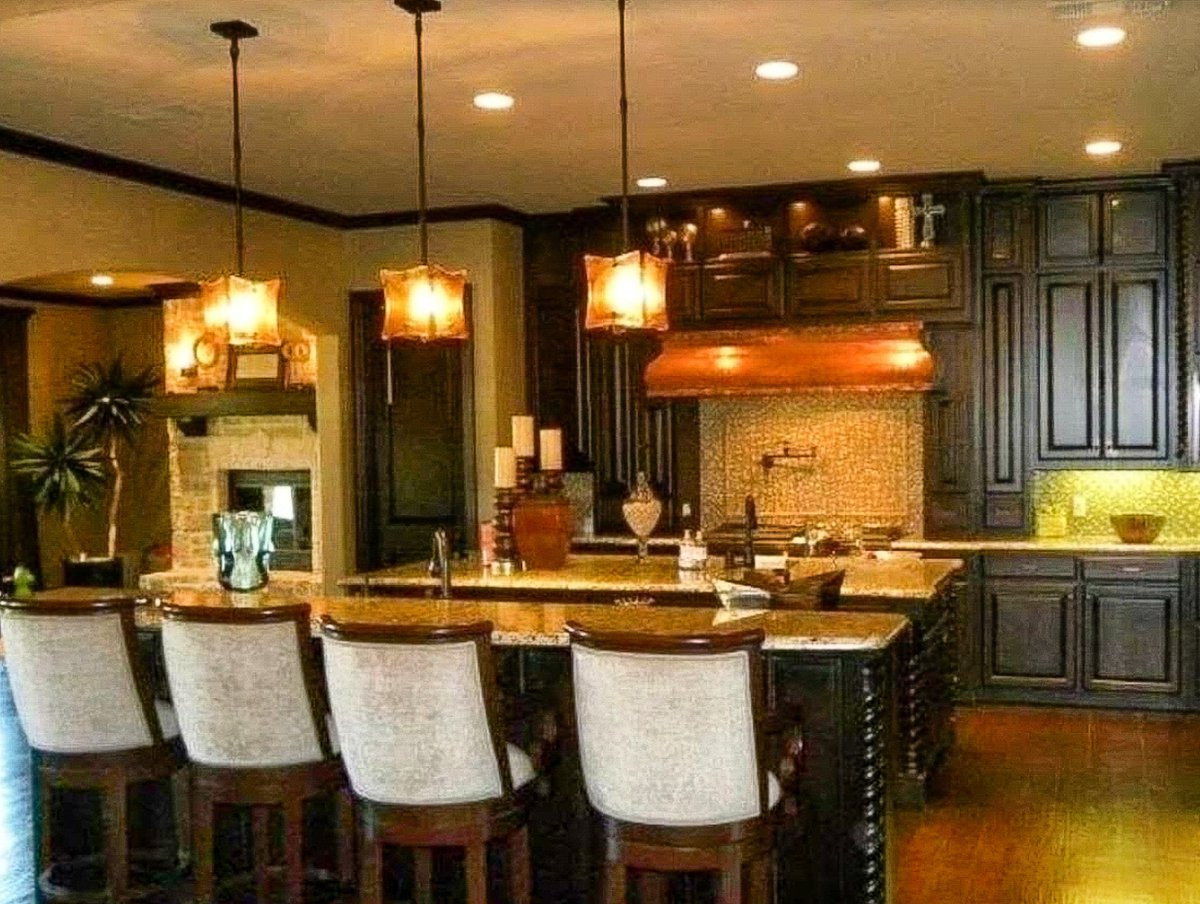 Check out this awesome kitchen! From the dark cabinets and copper hood to the unique lighting and sleek bar stools, this kitchen is perfect for entertaining guests, or a quiet night in. ✨
#intuitivedc #kitchenremodel #kitchendesign #dallasdesign #dallasinteriordesign