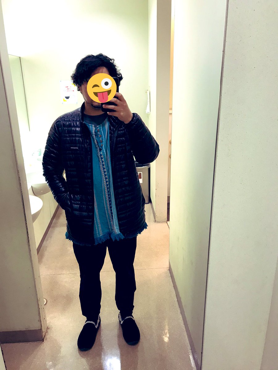 中吉h なぜか私の中でエスニックブームが来て派手なエスニック柄の服を買ったのですが インナーくらいなら大丈夫かな ダウンを脱ぐと胡散臭い雑貨を売ってる人みたいになります