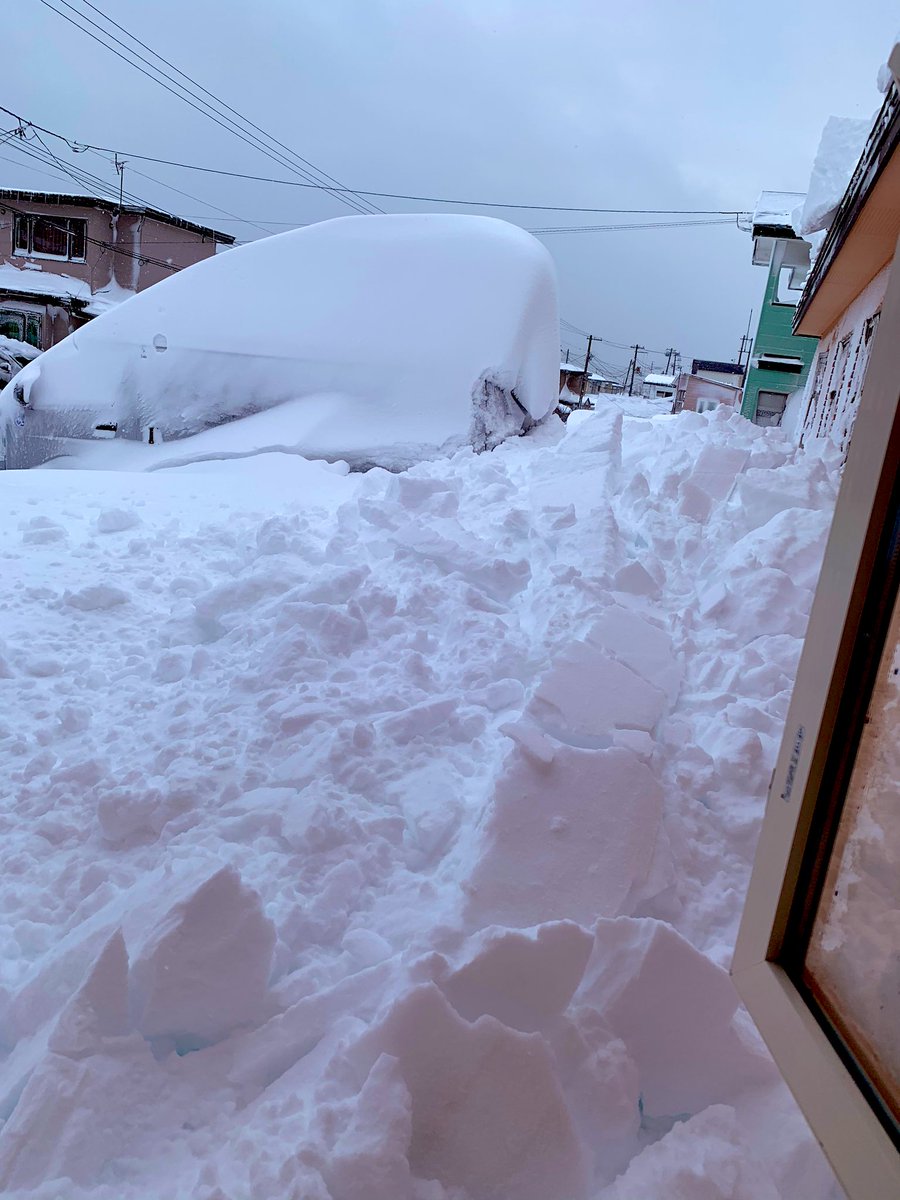 とっともトモ太郎 Twitterren 夜勤明けでやっと雪やんだーと思って窓開けたら積雪と屋根から落ちた雪が相まってとんでもない事に ﾟdﾟ 会社のハイエースがリーゼントになってるし自分の車は完全に姿を消してた 釧路 大雪 雪もういらない