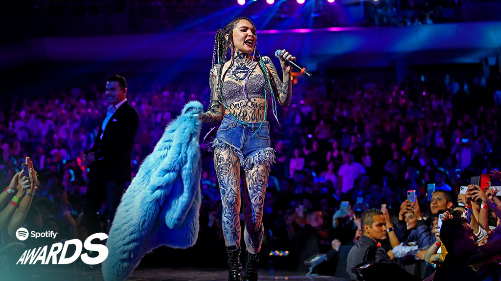 TNTLA's tweet photo. 🎶 Somos los dos
Como el aire que está
Flotando libre en la inmensidad
Oigo tu voz, sueño contigo 🎶
No es lo que cantó, pero es lo que suena en nuestro cerebro cada vez que la vemos 😝 @belindapop 
#SpotifyAwards https://t.co/UywJicILgY