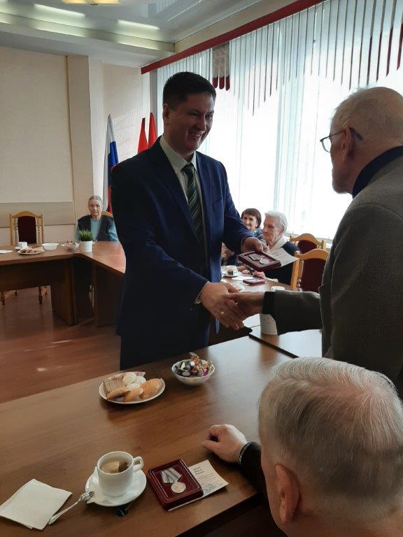 DeminAE78's tweet photo. 05 марта 2020 года в управе района Чертаново Северное г.Москвы состоялось вручение юбиле��ной медали «75 лет Победы в  Великой Отечественной войне 1941-1945 гг.» ветеранам ВОВ. https://t.co/dbViwUMtO5