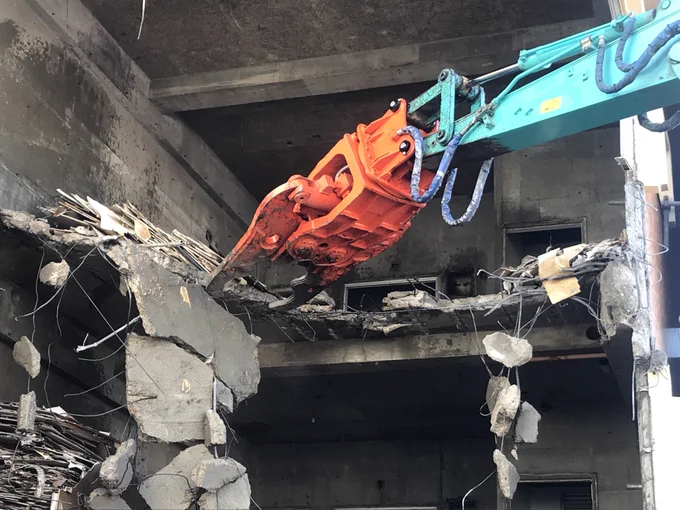 家のそばで解体しててずっと見てたい
怪獣が建物食べてるみたい 