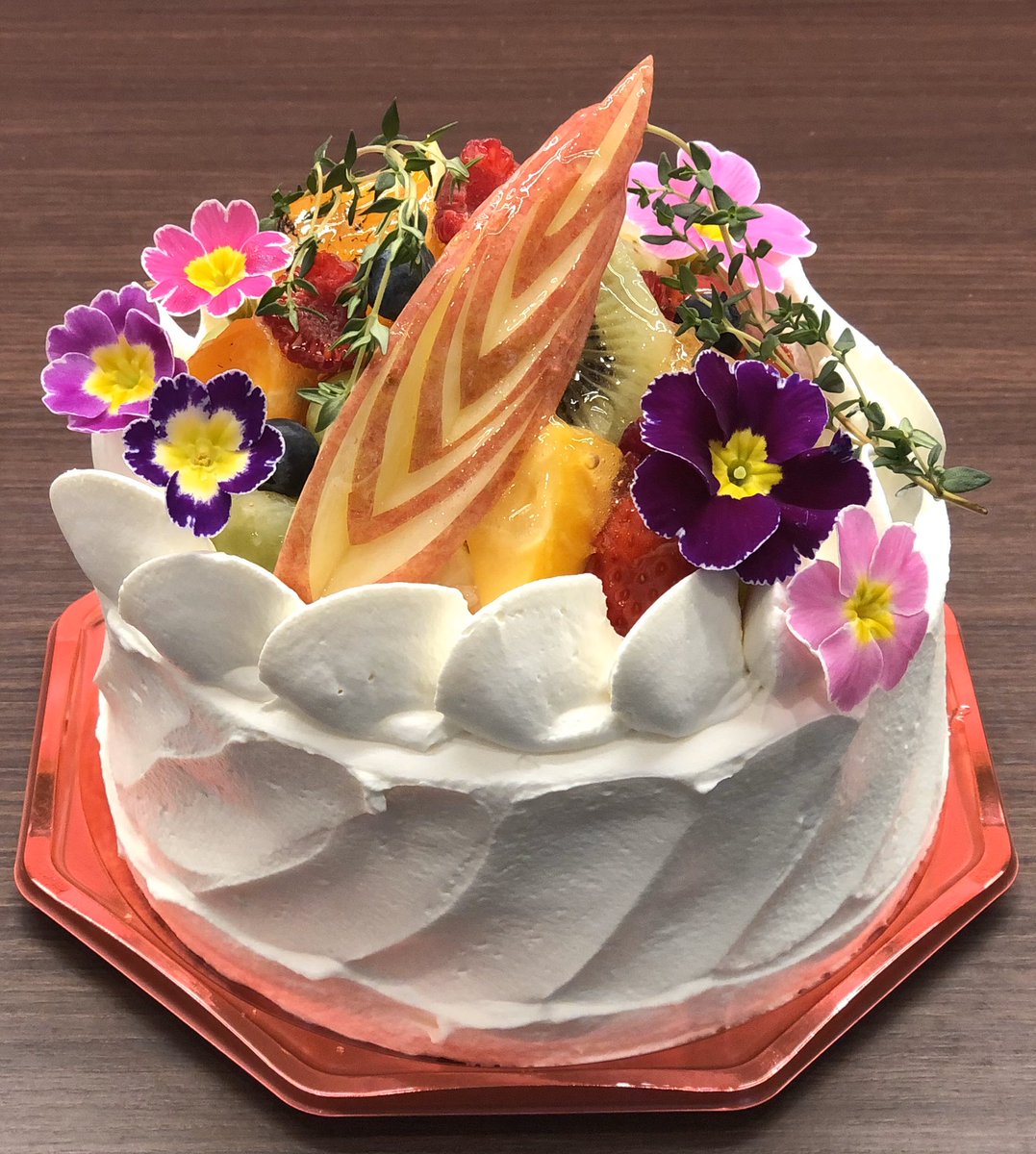 Patisserie Crejouer パティスリークレジュエ 生クリームデコレーションケーキ 15 フルーツたっぷり豪華に盛り付けて下さいと常連様にご予約を頂いた小麦粉不使用の米粉のバースデーケーキ エディブルフラワーがとっても可愛らしいですね