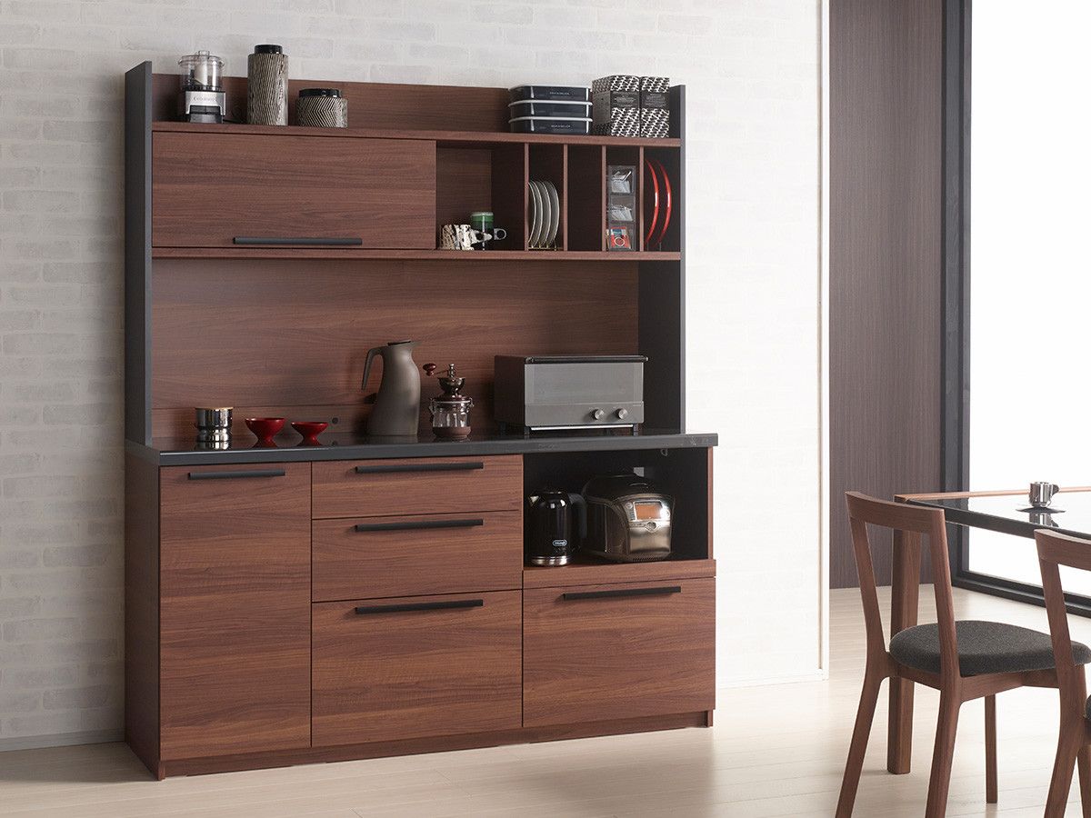 Flymee 存在感のあるウォールナット色とオープンスタイルでキッチンを楽しめるpamounaの食器棚 カウンターにはダイヤモンドハイグロス天板を採用 日常の作業などで発生しがちな傷に強く 汚れも簡単にふき取ることができます T Co Iypiuvstls