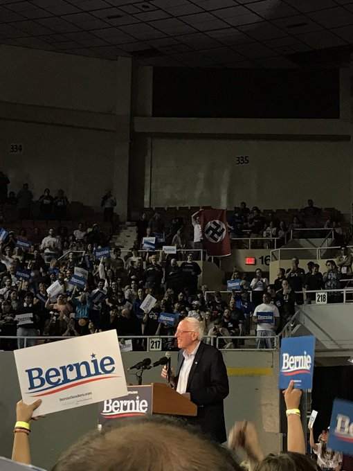 Nazista faz provocação com bandeira em comício de Sanders