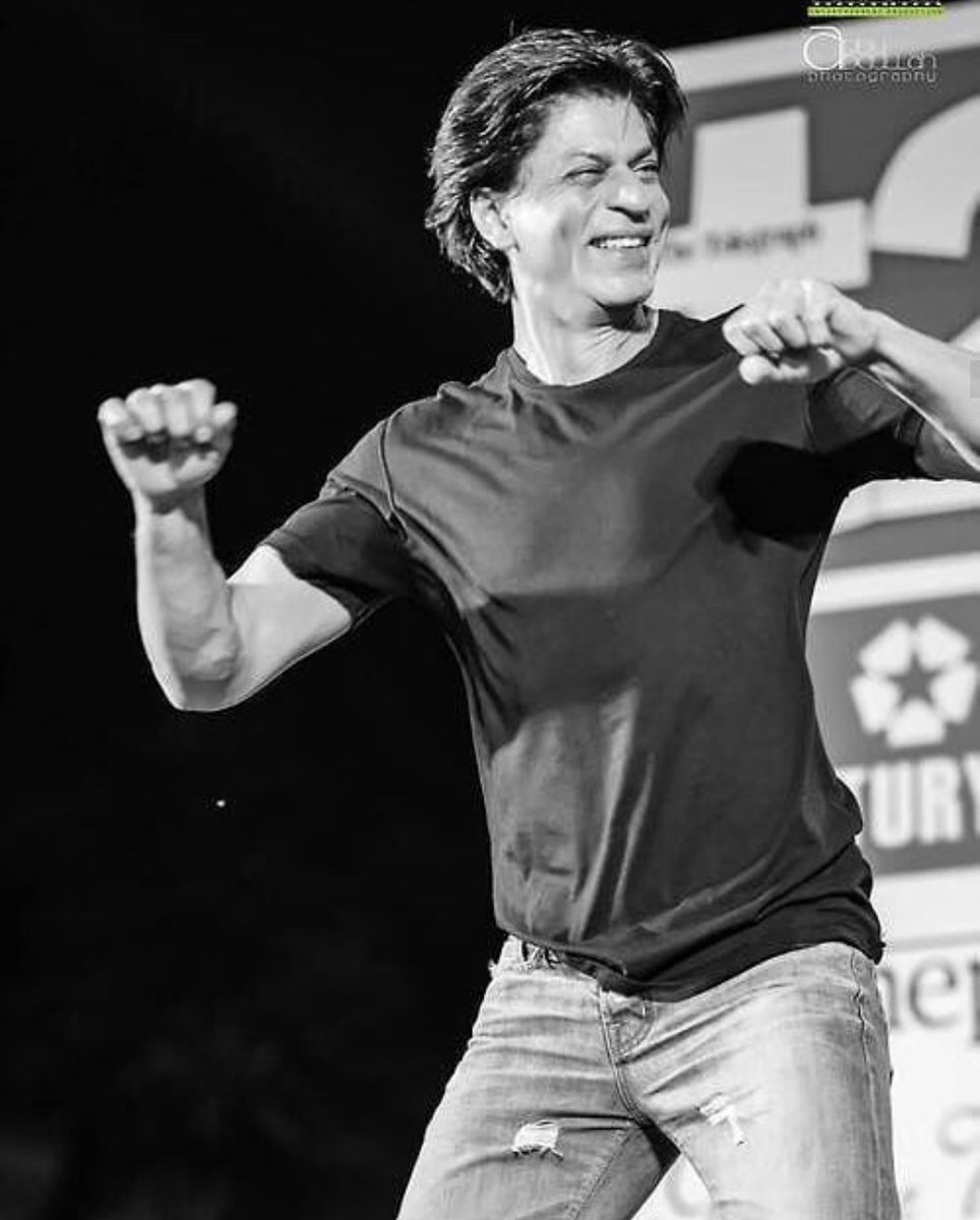 SamratSRKEdits's tweet photo. #SRKFlashback :- The Most Handsome Man In The World..😍
@iamsrk At St. Xavier's College In #Kolkata During #HNY Promotion.. ❤️
#ShahRukhKhan
@iamsrk @RedChilliesEnt @pooja_dadlani @TheFarahKhan @teamsrkfc https://t.co/PLupEvACrt