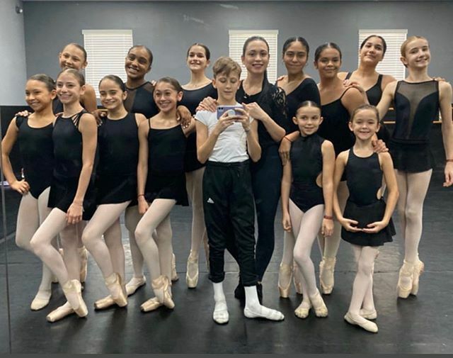samfine28's tweet photo. That #ballet life with @starsdanceco and @leydissanchez .
DW: @discountdance - Theatricals Boys Fitted Short Sleeve Dance Tee and Natalie - Mens Arch Support Dance Socks - White
.
Ballet Shoes: @sodancausa - SD16
.
.
.
#dance #boysdancetoo #dancersofinst… https://t.co/bh8VhosWGv https://t.co/Kh6VBpfGxY
