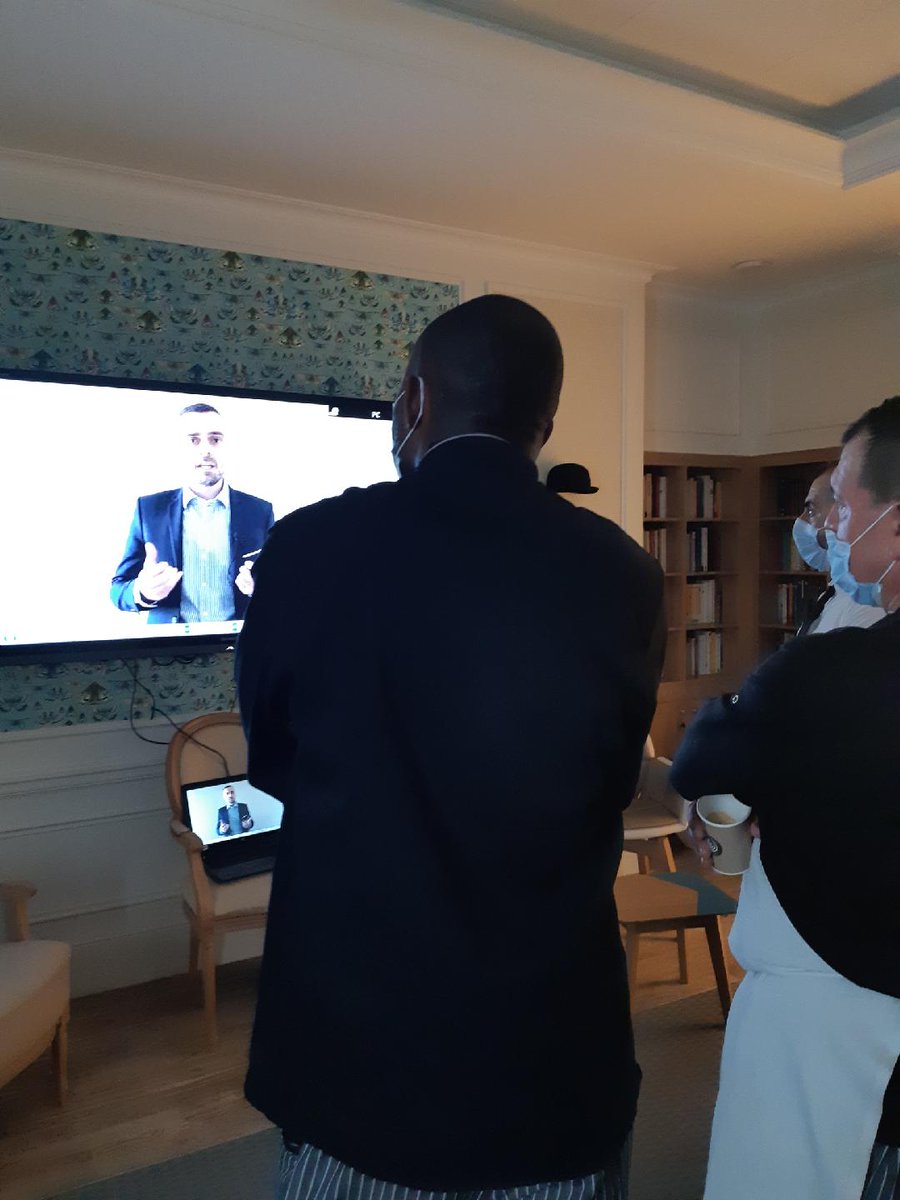 Projection d'un message de soutien de Willy Siret auprès des équipes <a href="/LNA_Sante/">LNA Santé</a>. Des mots fortement appréciés par nos professionnels, mobilisés depuis plus de 10 jours, et mettant tout en œuvre pour être présents auprès des résidents 👏🏽
#vergerdevincennes #Covid_19