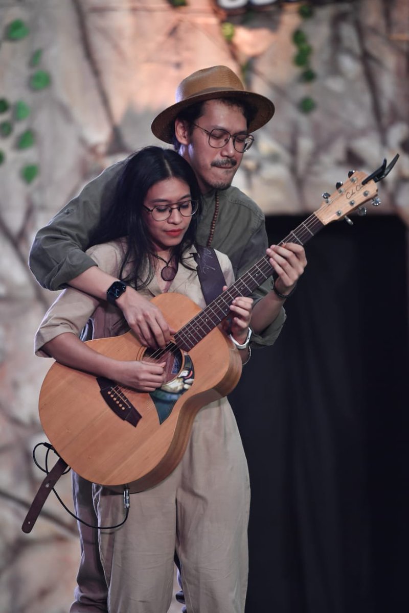 indofest_offcl's tweet photo. Penutup hari kedua yang manis dari Endah N Rhesa di #Indofest2020
Tiap nonton mereka, nggak ada alasan buat ngga senyum-senyum sendiri.
Coba, di foto-foto ini ada kamu nggak yang lagi senyum-senyum pas nonton?
#KhilafDiIndofest https://t.co/D5Ew8UbUFA