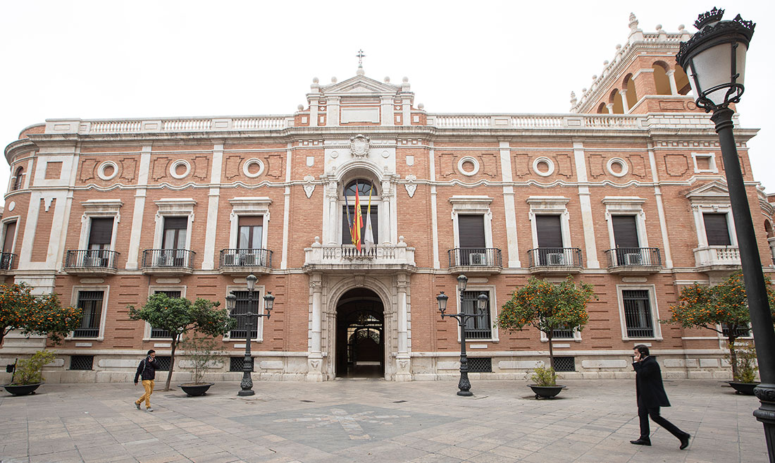 MCatedralVLC's tweet photo. El Cardenal Arzobispo de Valencia suspende el precepto dominical a los fieles y recuerda que "la caridad ahora es evitar y no propiciar contagios"
https://t.co/qFLtqB7Q1m https://t.co/bHqAJTIP5j