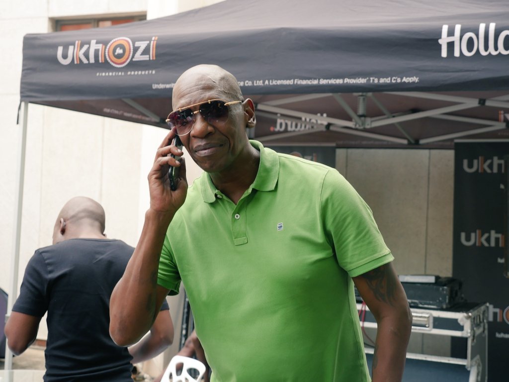 ukhozi_fm's tweet photo. Iyaqala iTop-10 yangempela ngo 5-6pm hlala eduze komsakazo wakho... Iyasondela imizuzu 🕺🕺🕺🍾🕺🍾🍾#SihlukanisaKwasani #UkhoziFM #LuhambaPhambili https://t.co/jCTumMfdxH