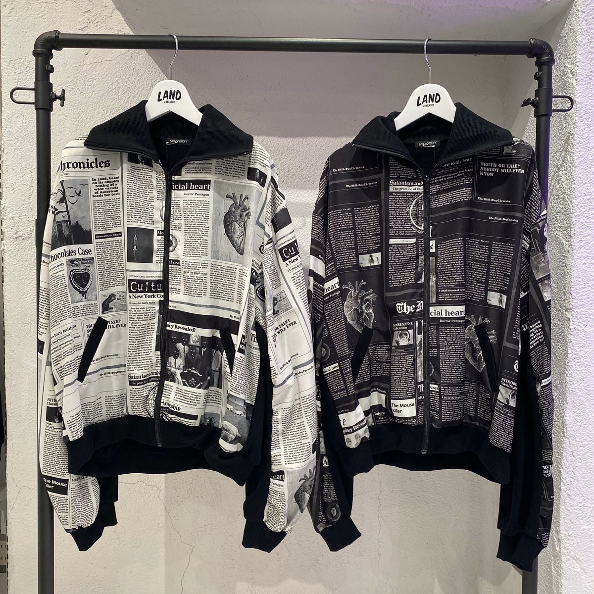 land_osaka's tweet photo. 【GOSSIP BLOUSSON】
color：オフベース/ブラックベース
size：free.

GOSSIPシリーズよりブルゾンが登場！
薄手の上着はこれからの季節には必須アイテムです📰📷
生地の切り替えもポイント！👁🧸🖤

#milkboy   #landbymilkboy #gossip #blousson #outer #nogossip #2020spring #umeda #umedaest https://t.co/N3Pn2uarYe