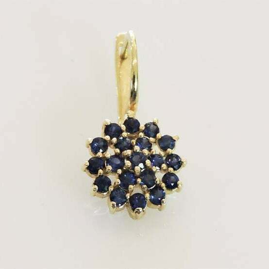 Fix it Friday! Sometimes a stone pops out of loved piece of jewellery. This is usually a simple fix if you can find the stone. Lucky for our customer she had the sapphire and we were able to easily reset the stone for her!
.
.
.
.
.
.
#jewelenvy #roncy #… ift.tt/38Kdo2B