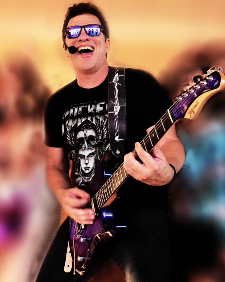 zefilho_gtr's tweet photo. Até que enfim é sexta-feira!! 😁😁 Amanhã (sábado) tem show no AFTER PUB. Esperamos vcs !! 😊🎸🎶🤟 Foto por @rizemberg 📷🔝 #zéfilhoebanda #sanpatrickday #afterpub #rocknroll https://t.co/4IL1mU1dHV