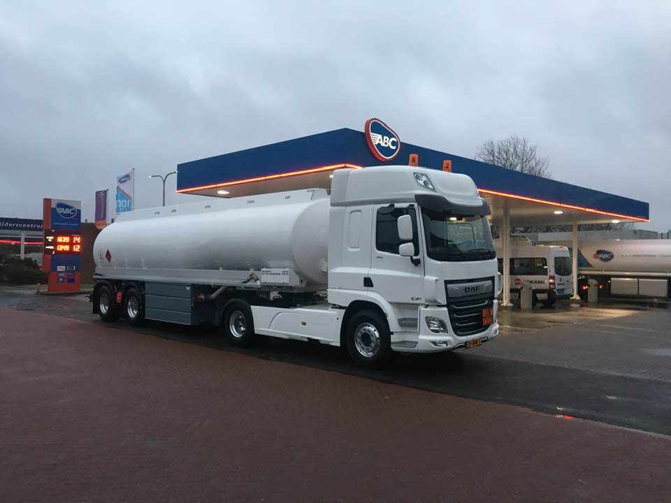 ABCOlie's tweet photo. Onlangs hebben wij bij ABC Olie twee mooie nieuwe tankwagens in gebruik genomen. Beide wagens zijn van alle gemakken voorzien en rijden op Shell GTL.

Scania G410 (Shell)
DAF CF 410 FT

#ABCOlie #Shell #tankwagen #brandstof #Scania #DAF #GTL https://t.co/69HRoIZoRV