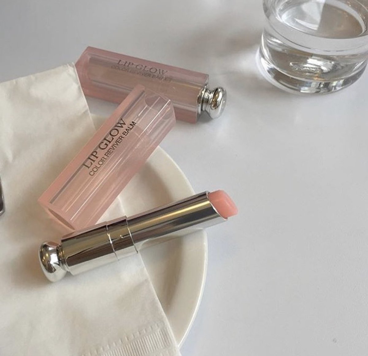 halloxkr_store's tweet photo. 🐋 สุ่มแจก ✨
dior lip balm #rose_wood ; 1 รางวัล 🛋

🔓 กติกาเพียง รีทวิตนี้ + ฟอลทวิตร้าน 🔓
🎈 ขอเมนชั่นอีโมจิที่ชอบที่สุด 1 ตัวค่ะ 
🗼 สงวนสิทธิสำหรับลูกค้าที่ทำถูกกติกเท่านั้น 

🏰 ประกาศผลตอนของถึงไทยนะคะ 🏰 https://t.co/I1xMQjFyzH
