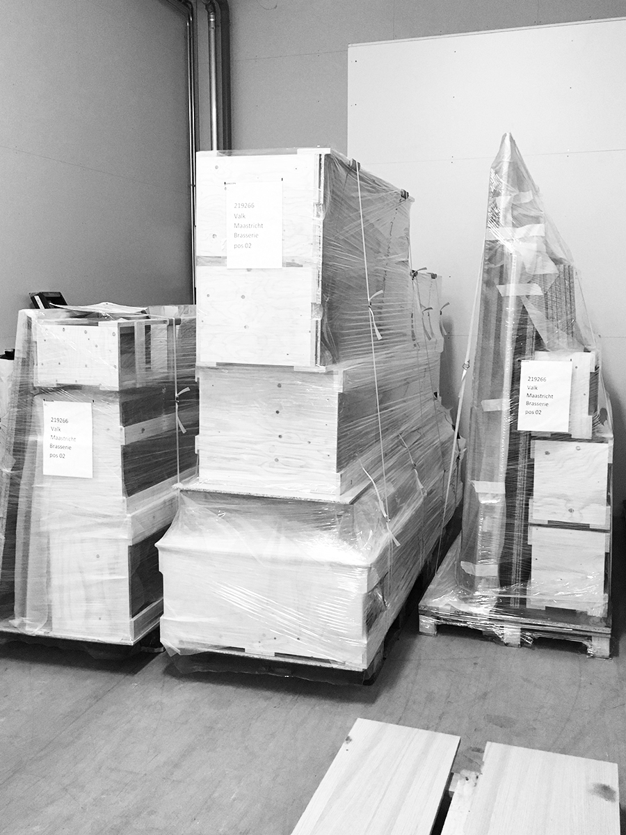 NijboerID's tweet photo. Ondanks dat we niet met onze stand op de RAI staan vanwege het corona virus, hebben we genoeg te doen! Pallets met maatwerk staan klaar voor transport. We zijn alert en met de aangescherpte maatregelen en ons gezond verstand proberen we door te gaan. #corona #werkplaats #maatwerk https://t.co/j7WaYhwmTQ