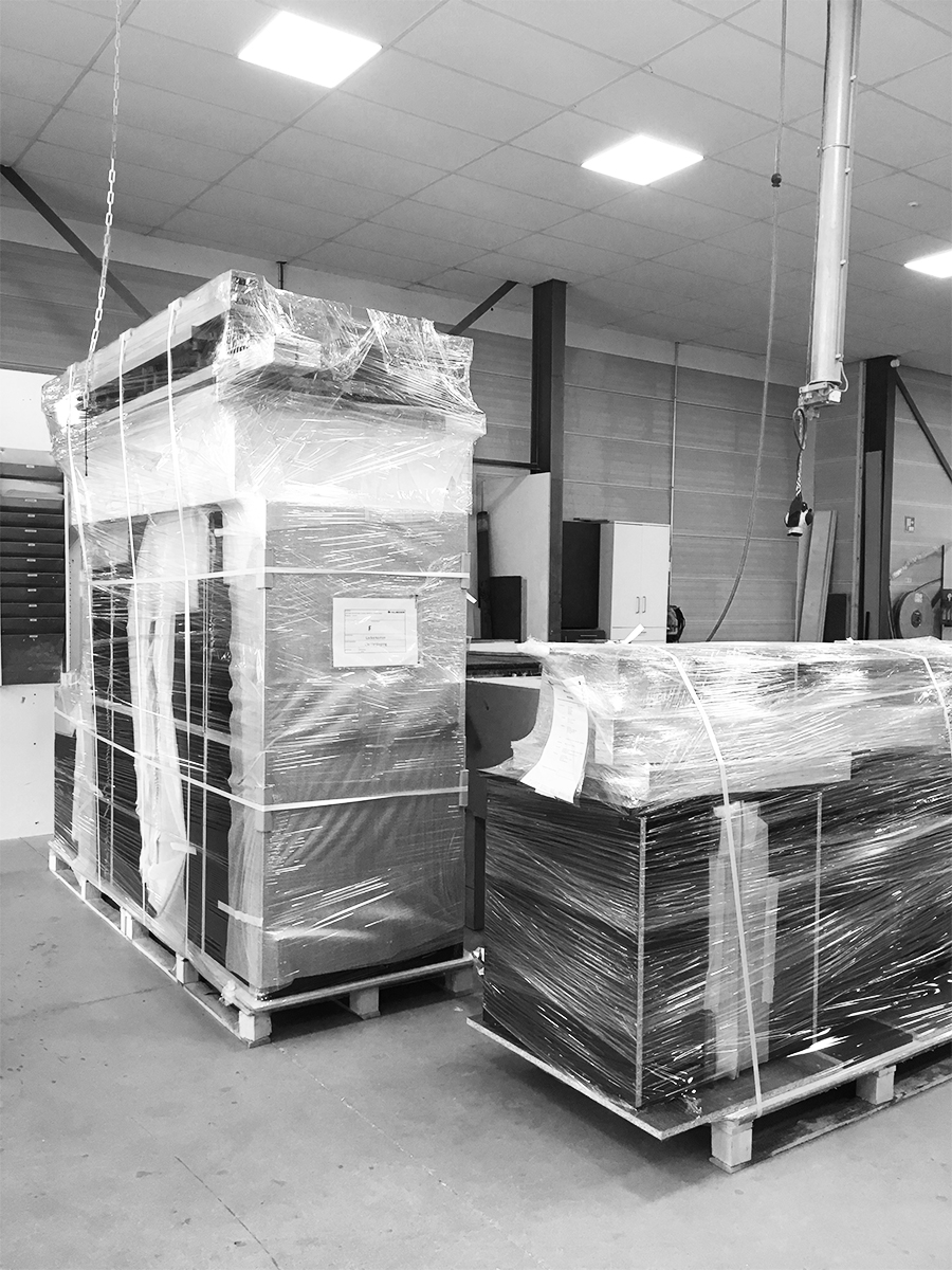 NijboerID's tweet photo. Ondanks dat we niet met onze stand op de RAI staan vanwege het corona virus, hebben we genoeg te doen! Pallets met maatwerk staan klaar voor transport. We zijn alert en met de aangescherpte maatregelen en ons gezond verstand proberen we door te gaan. #corona #werkplaats #maatwerk https://t.co/j7WaYhwmTQ