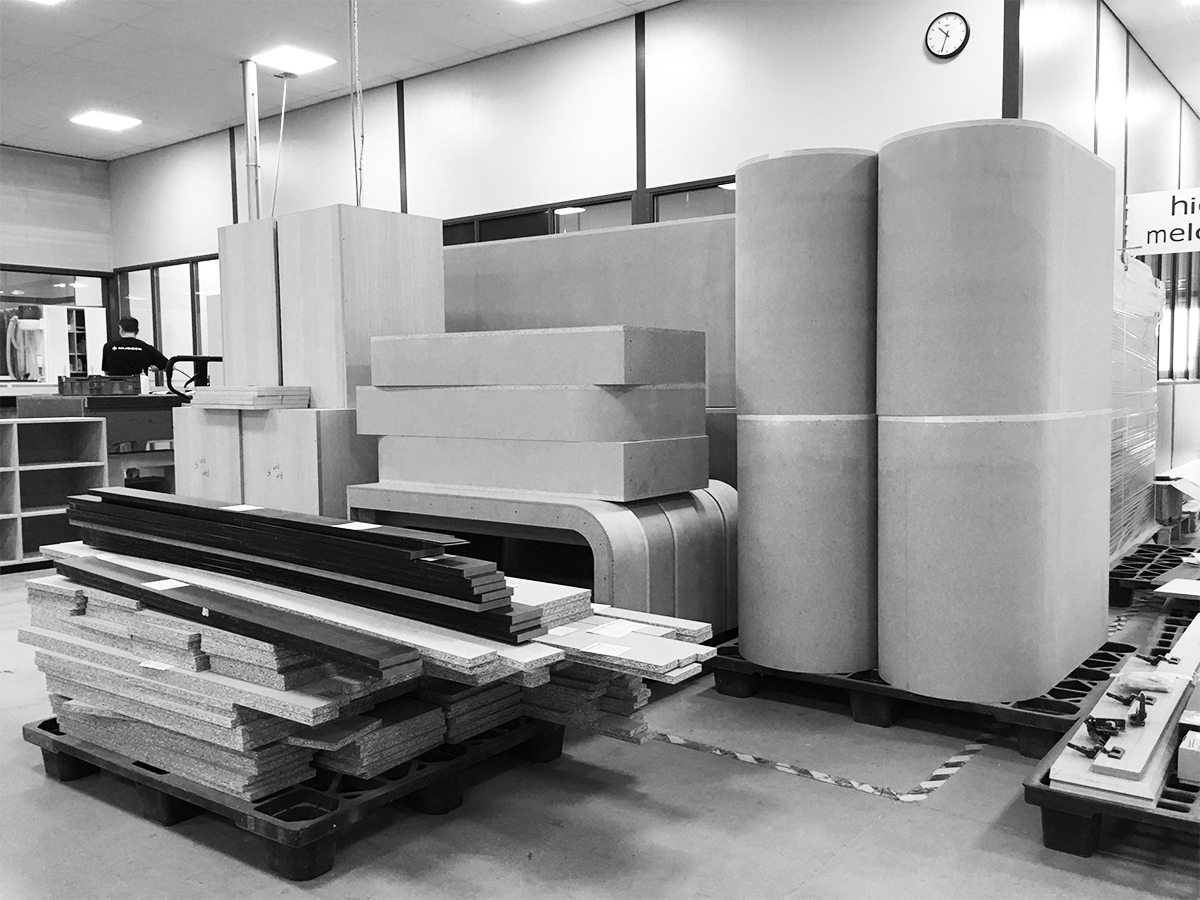 NijboerID's tweet photo. Ondanks dat we niet met onze stand op de RAI staan vanwege het corona virus, hebben we genoeg te doen! Pallets met maatwerk staan klaar voor transport. We zijn alert en met de aangescherpte maatregelen en ons gezond verstand proberen we door te gaan. #corona #werkplaats #maatwerk https://t.co/j7WaYhwmTQ