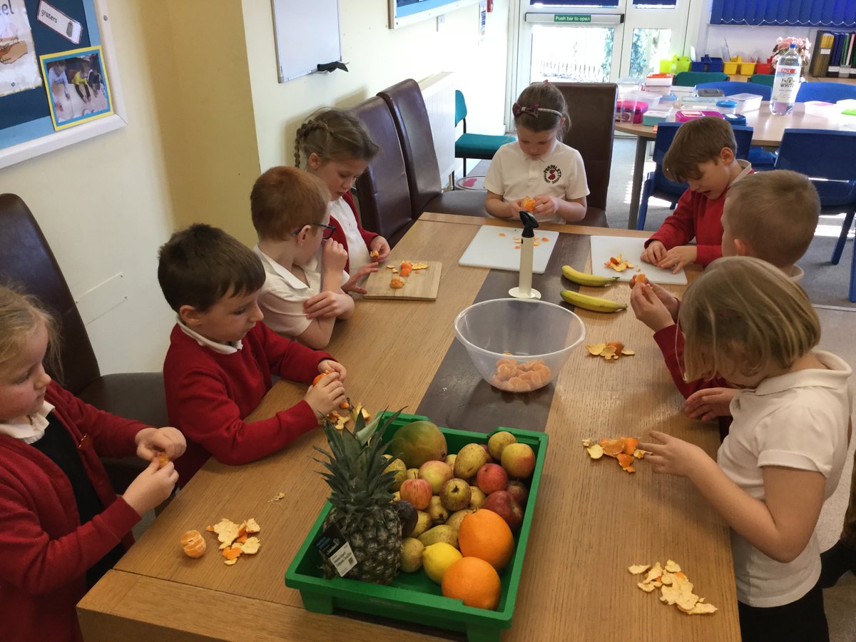 Fruit Masterclass
Today Year 1 were chefs!  
#designandtechnology #fruitsalad #healthyeating