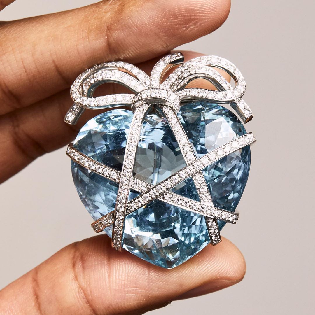 gemsocietyorg's tweet photo. We’ve got our eyes wrapped around this design featuring a 115 carat heart - shaped Aquamarine gem.
Photo IG 📷 sothebysjewels #diamondlovers #diamonds #diamondsofinstagram #gemlovers #preciousmetals #metalwork #engraving #stonesetting https://t.co/acbAvVM7ut