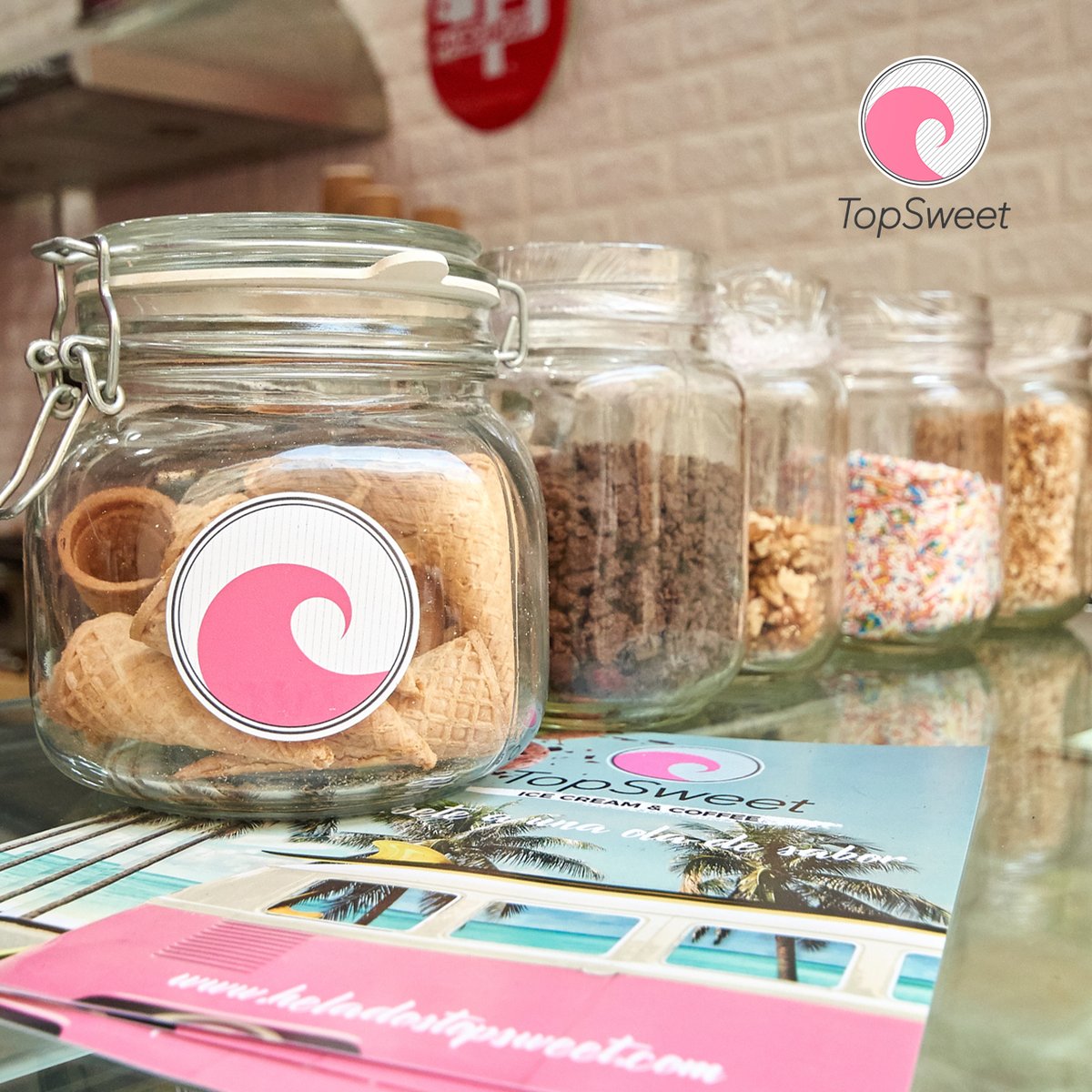 HeladosTopSweet's tweet photo. 🍦Deseando que llegue el momento de elegir tus topping favoritos para degustarlos con tu #tarrina de #helado. 🤤🍨 Encuentranos en Fuerteventura &amp; Málaga ☀️

#Break #Helado #Artesanal #Natural #Energy #Fuerteventura #Merienda #Sweet #Icecream #Conitos #Topping #Cookies https://t.co/7JQ2D8oKRC