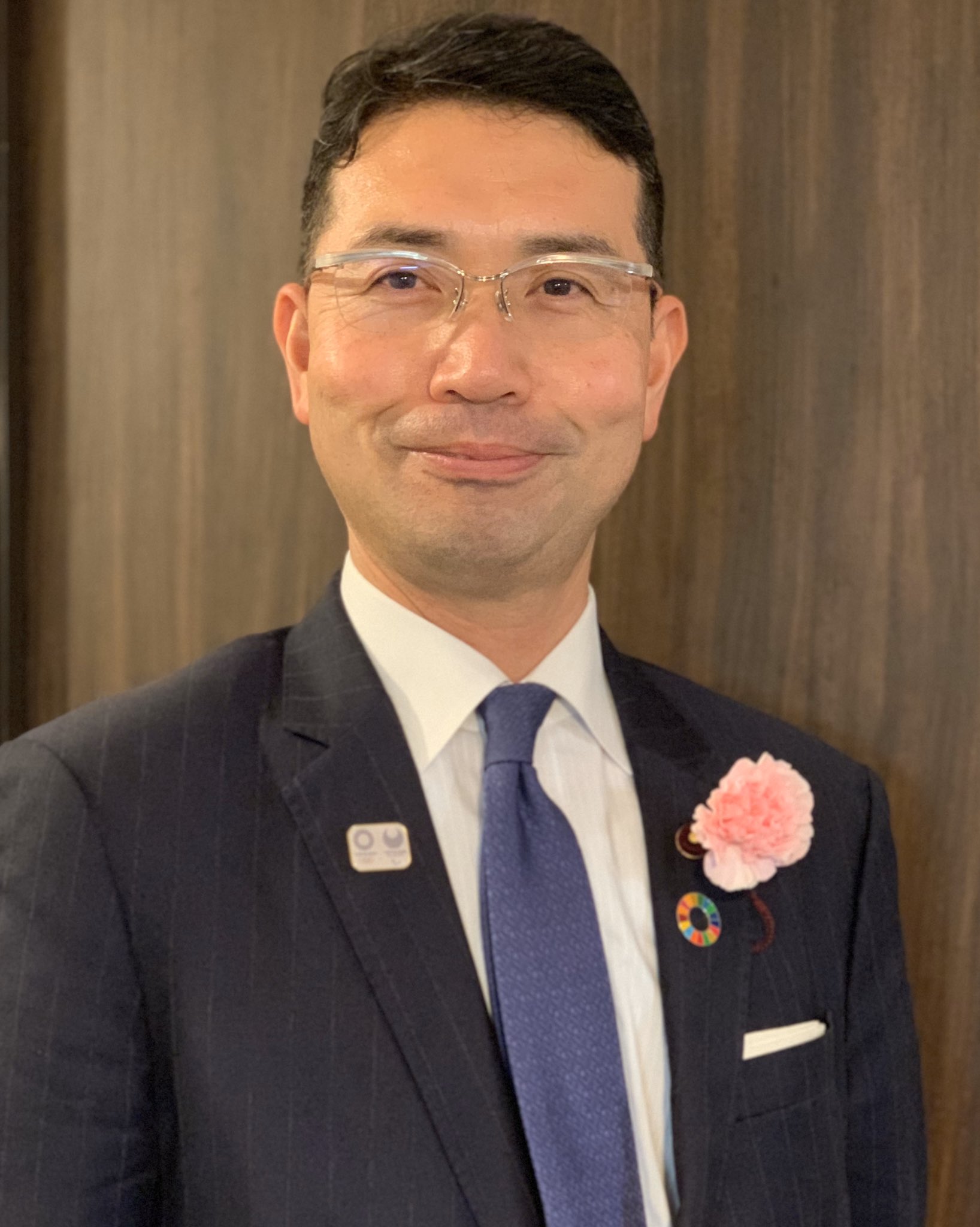 川原のぶあき على تويتر 明日は ホワイトデー お返しに区内の 花屋さん でお花を その際 カーネーション一輪を購入して スーツの左ラペルにあるホールに挿しました 19世紀の英国貴族は このスーツのホールに花 を挿してパーティーに参加していた このホールの