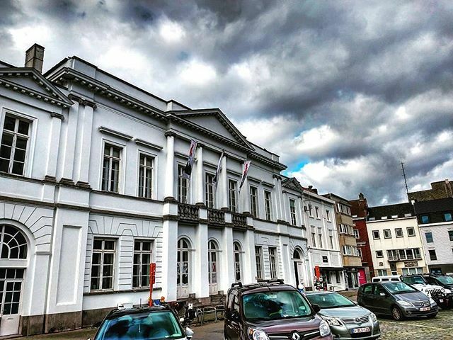Peeveedh's tweet photo. Kortrijk Casinoplein Boekenhuis Theoria KEEP CALM AND SHOP LOCAL #kortrijk #igerskortrijk #igkortrijk #igers #stadkortrijk #duizendkortrijksestraten #casinoplein #keepcalmandshoplocal #streets #streetphotography #architecture #boekenhuistheoria https://t.co/nlRsVVdQzb