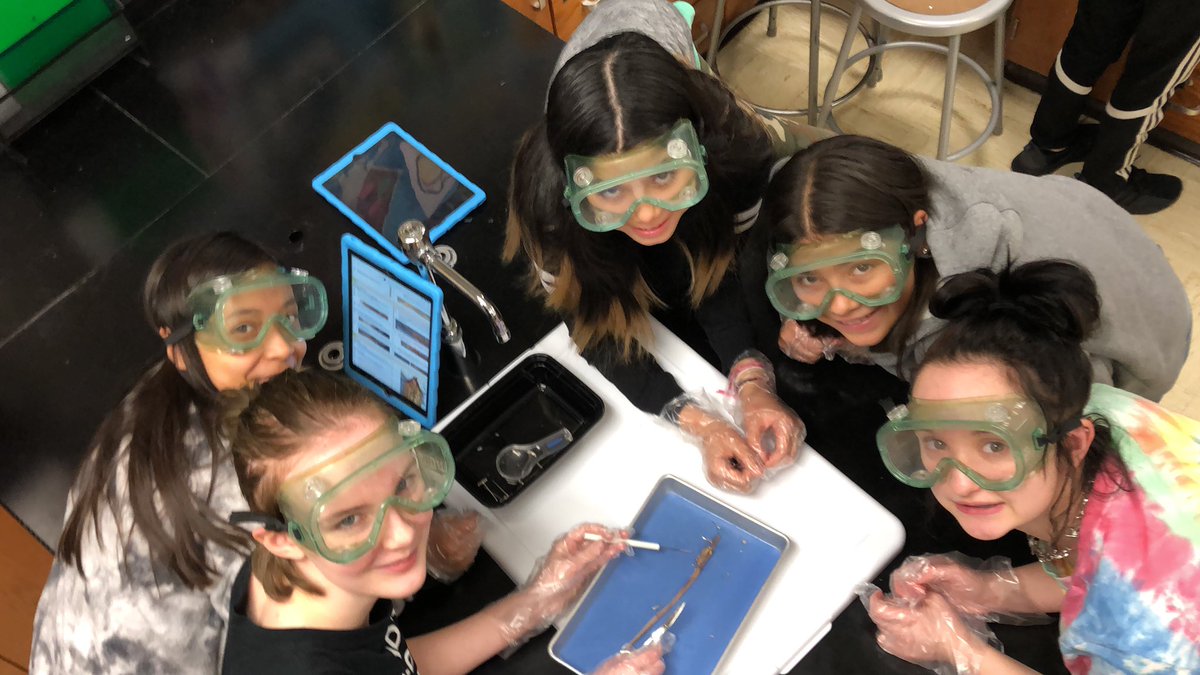 ShakoEast's tweet photo. 7th Graders learning about worms through dissection. https://t.co/nswqA23nkK