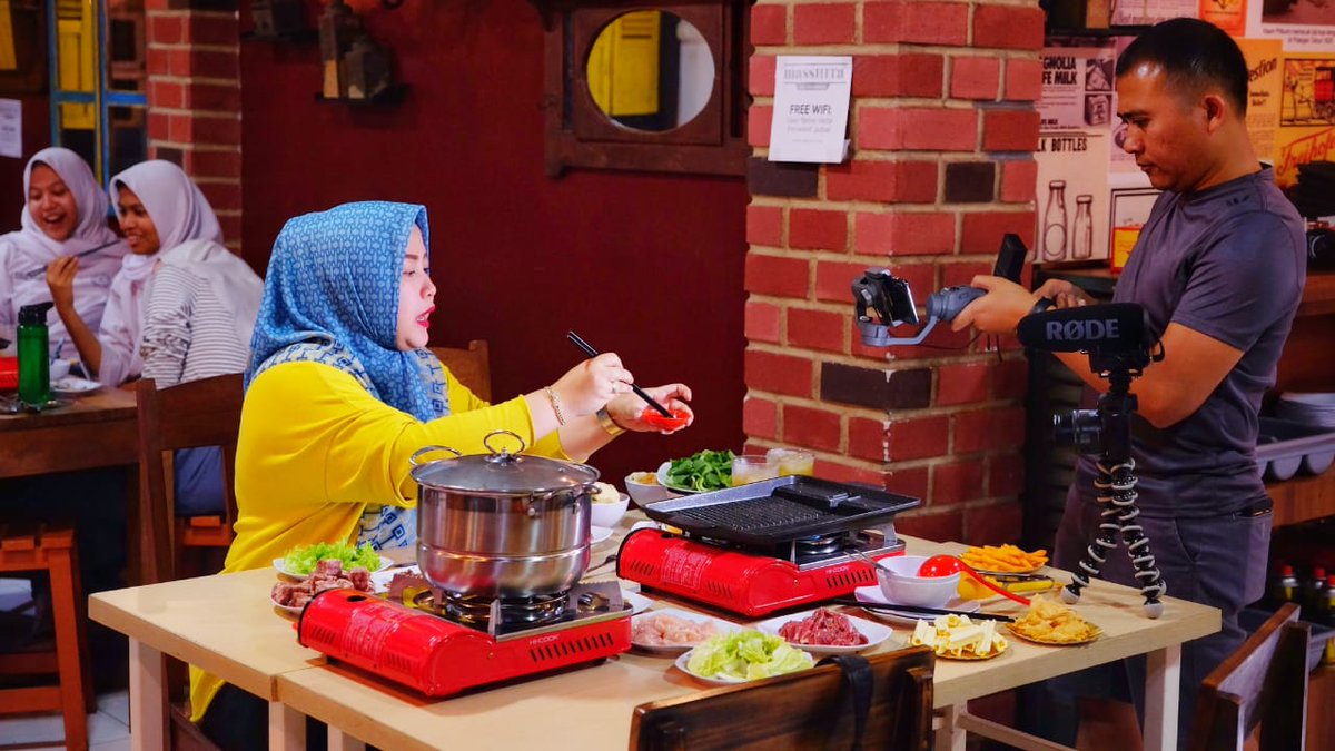 AnggaS2027's tweet photo. Selamat malam guys, hari ini kita di @masshitasukibbq kedatangan "uye chanel" loh, yuk untuk kalian jangan ketinggalan, nikmati beef dan suki yang ada dimasshita yukkkkk @emakWulan @tatairianty https://t.co/H0ff6JYzKS