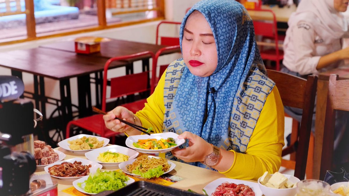 AnggaS2027's tweet photo. Selamat malam guys, hari ini kita di @masshitasukibbq kedatangan "uye chanel" loh, yuk untuk kalian jangan ketinggalan, nikmati beef dan suki yang ada dimasshita yukkkkk @emakWulan @tatairianty https://t.co/H0ff6JYzKS