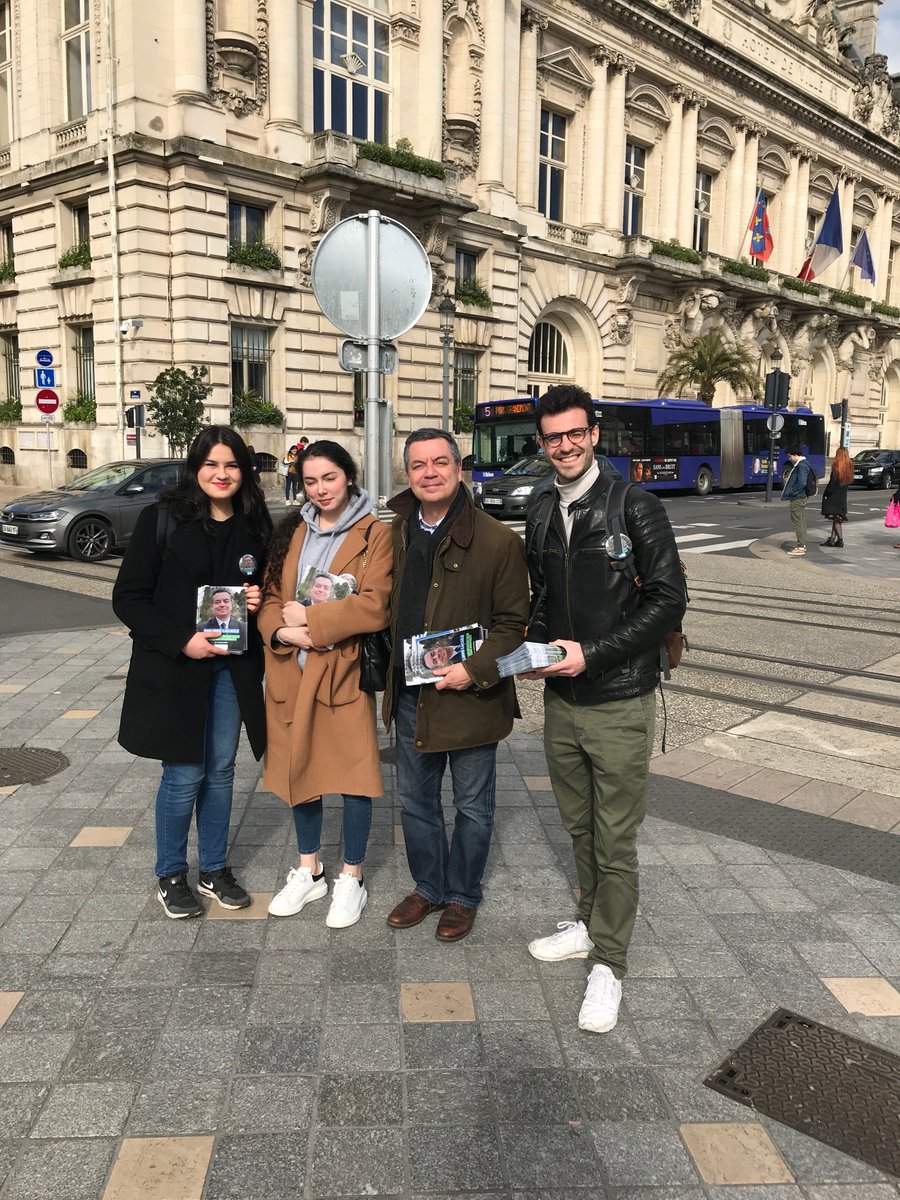 ToursEnMvt's tweet photo. #Rencontres👨‍👩‍👧‍👦👋🏻 @LacailePhilippe et les colistiers sont sur le terrain même le dernier jour de campagne ! ✅ Dimanche, pour un vrai renouveau pour #Tours, votez pour équipe sérieuse, compétente, d'expérience et de proximité avec les citoyens !✌🏻 #LeCentreGaucheAvecPhilippeLacaïle https://t.co/hU7EHdShh9