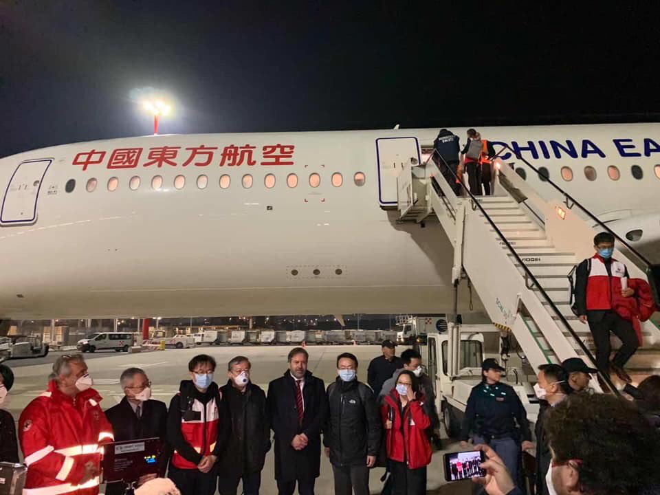antarprince's tweet photo. Chinese medical experts 🇨🇳🇨🇳 arrived in Italy 🇮🇹🇮🇹 with 31 tons of medical supplies ☺️... #CoronaOutbreak https://t.co/ILYVDBSWnz