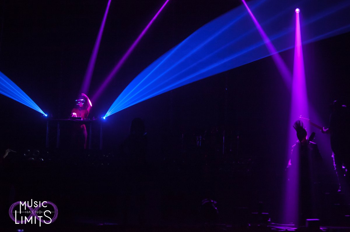 Los personajes de Music Has No Limits son ideados bajo una detallada dirección de arte que incluye estilo, maquillaje, colores, figuras y siluetas. 👨‍🎤👩‍🎤 De esta manera resaltan en escena independiente del número musical.

¿Cuál es tu favorito? #BackstageFriday