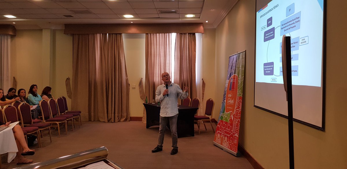 El equipo de la <a href="/DitecMinvu/">MinvuDitec</a> continúa exponiendo en la #JornadaEntidadesPatrocinantes sobre los aspectos relacionados a las asistencias técnicas, plan de acompañamiento en el diseño y ejecución de los proyectos desarrollados en política habitacional