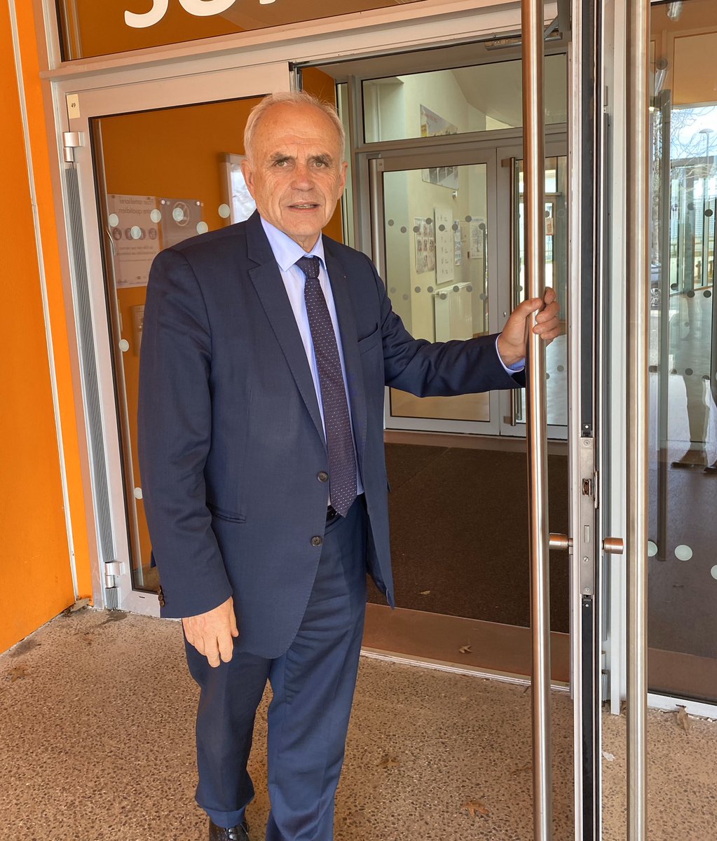 Je viens de faire le tour des écoles d’Avrillé, fermées à partir de lundi comme partout en France, afin de soutenir les enseignants, le personnel communal et les parents #Covid_19