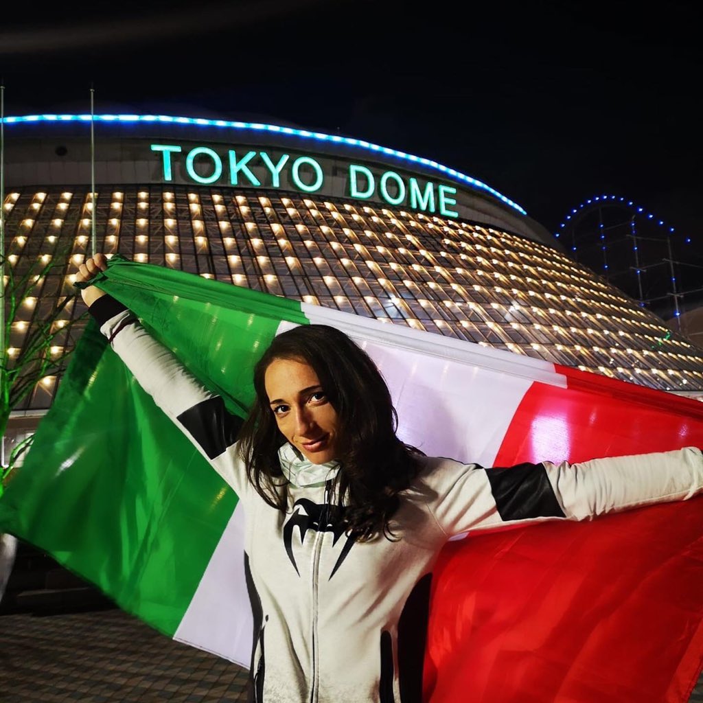 GloriaPeritore's tweet photo. Eccoci! 🇯🇵 abbiamo una missione da portare a termine.. speriamo in questi giorni poco felici di riuscire a risollevare un po’ il morale con una bella vittoria a Tokyo.
“🇮🇹♥️United we stand, divided we fall” 🐗🇮🇹 #k1gp #olimpspornutrition #olimpgirls #tokyo #gloriaperitore https://t.co/WQt75N4vei