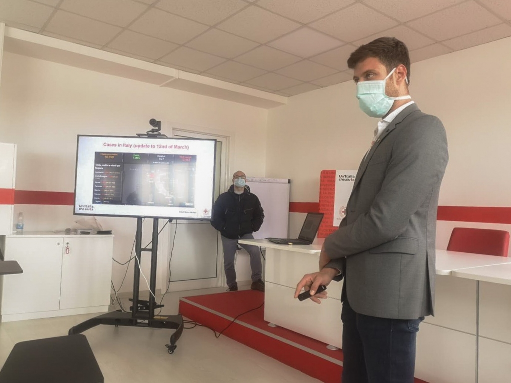 AmbCina's tweet photo. A poche ore dall'atterraggio, gli esperti cinesi hanno già cominciato a studiare la situazione dell'epidemia da #COVID19 in Italia, per poter collaborare al meglio con i medici italiani e dedicarsi completamente a questa dura battaglia! #ForzaCinaeItalia https://t.co/G1m8IoBsPa
