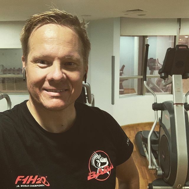 My and my ”friend”.... not the best one but one whit who I spend sometime together while I am here in Sharjah.... 😂😂😂😂 #gettingready #sharjahteam #samiselioteam #seliopba #f1h2o #training #f4f #racing #powerboats