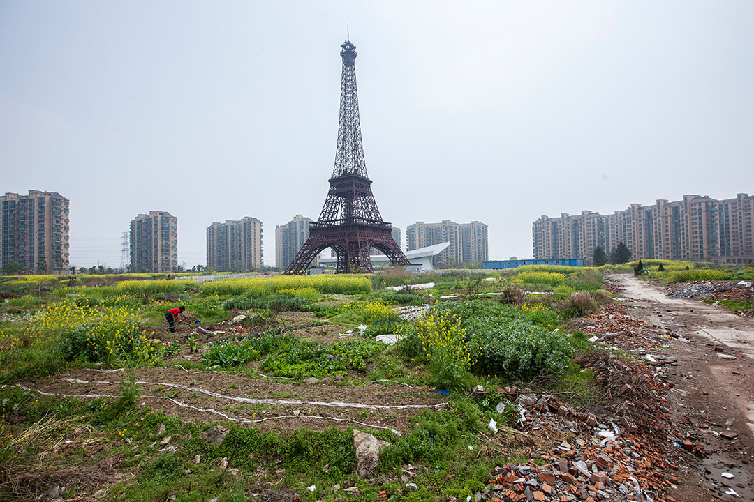 legrandvitruve's tweet photo. #Paris2040 #dystopique #champdemars #champderuines #betonnage #foreturbaine #greenParis #lacampagneenville #dystopian  #MunicipalesParis2020 #Municipales2020Paris  #patrimoine #Paris2020 réaménagement urbain Paris https://t.co/6GxFdFu2JR