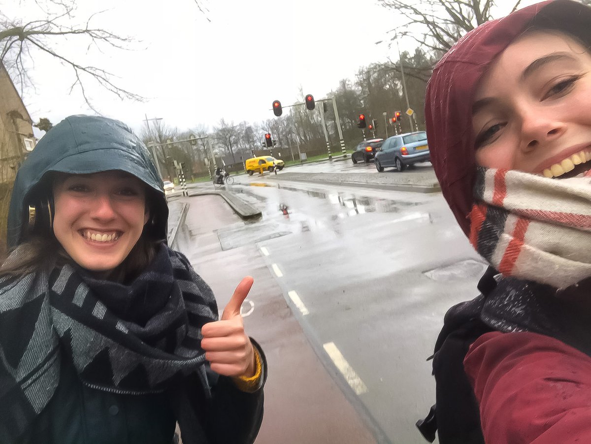 fyzieamersfoort's tweet image. Door weer &amp;amp; 🌬wind, niets houd ze tegen! Anne (fyzie) en Annemiek (ergotherapie amersfoort), altijd op ☔️pad voor patiënten bezoek. 💪
#fyzie #fysiotherapie #huisbezoek #zorg #samenzorgen