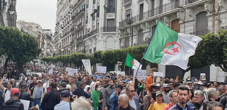 JournaLiberteDZ's tweet photo. #56V
La rue Hassiba Ben Bouali noire de monde
©Imène Amokrane https://t.co/570xSHEi4N