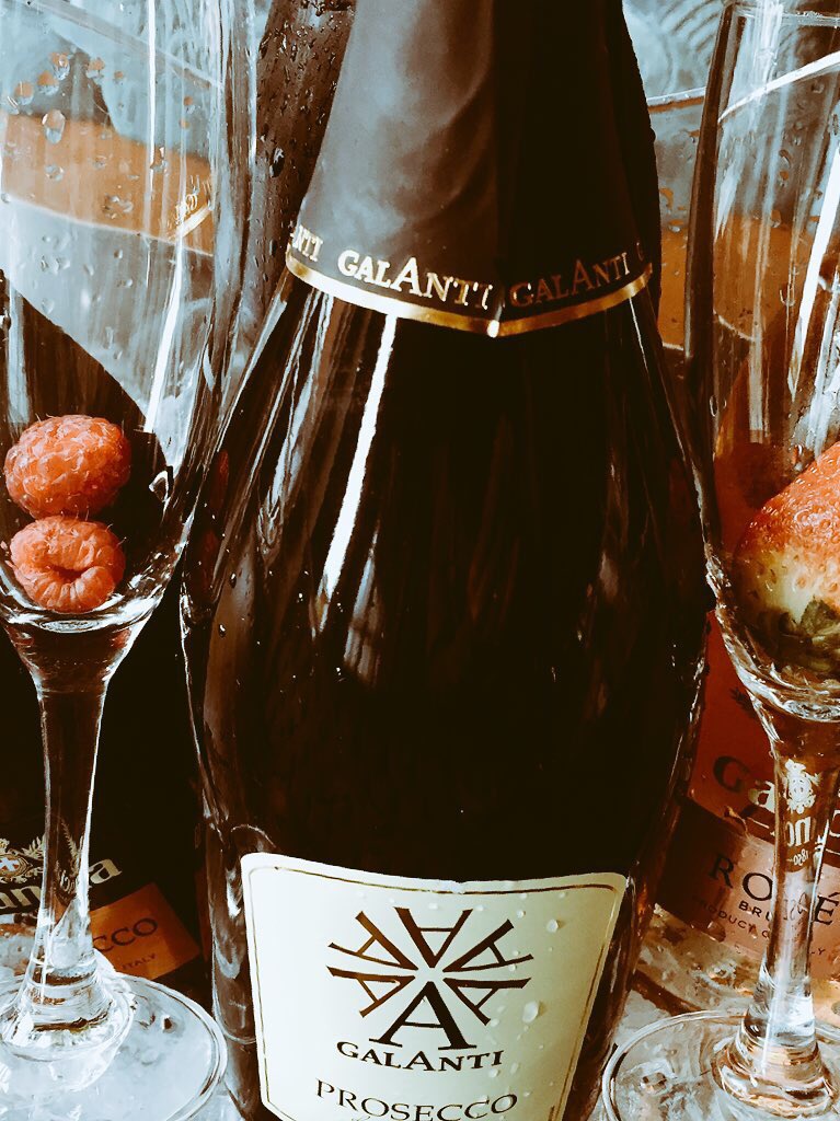 SlugHarborne's tweet photo. It’s #fabulousfriday enjoy our house vinuva #Prosecco for just £13 per bottle until 10pm #friyay #cocktails https://t.co/J9LMXbJw2E