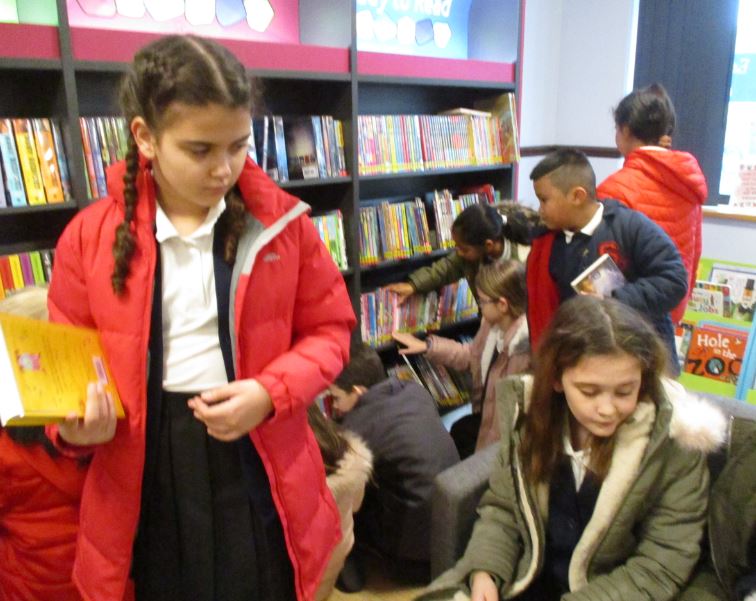 BayardsHill's tweet photo. To celebrate World Book Day last week, all classes visited the  new library in Barton. They were given a tour and chose a book to read. #WorldBookDay #HappyReading https://t.co/0fthie3vBt